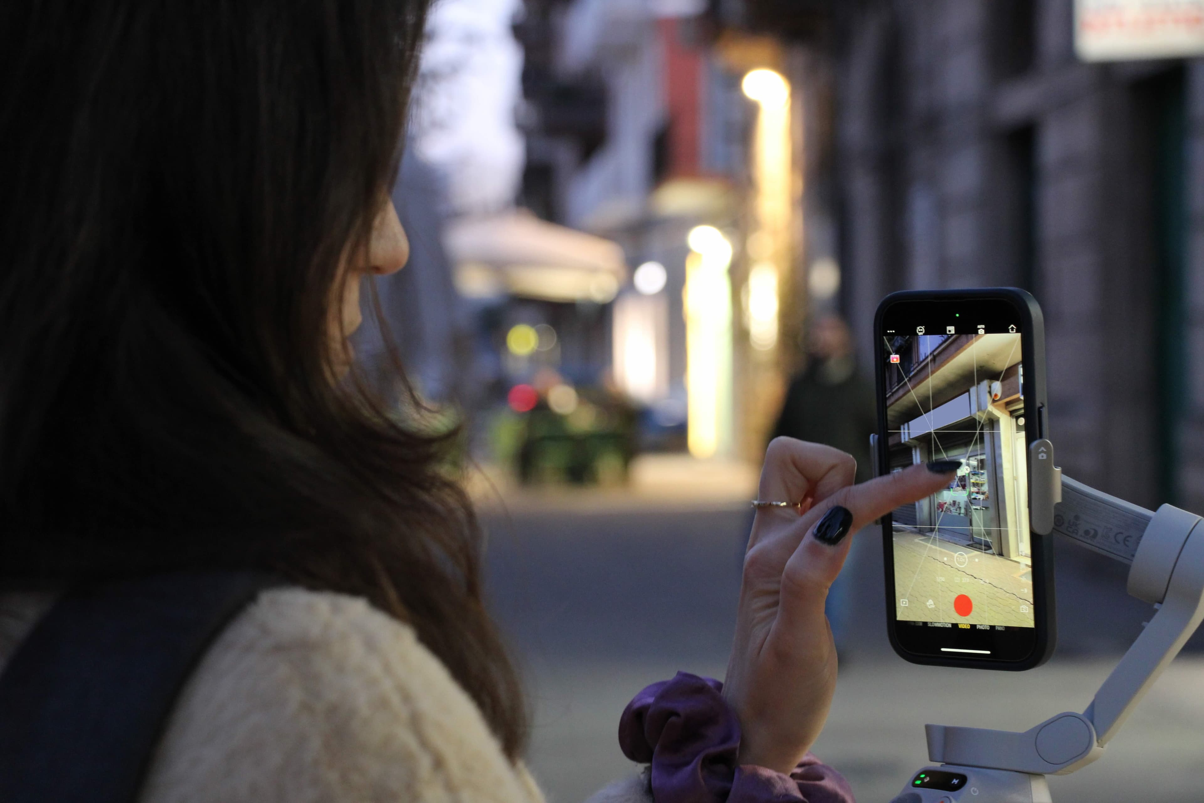 Persona che scatta una foto con il telefono per i social media